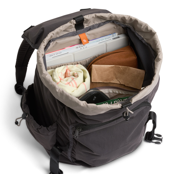 大きく開くドローコードの開口部で 大きく開くドローコードの開口部で