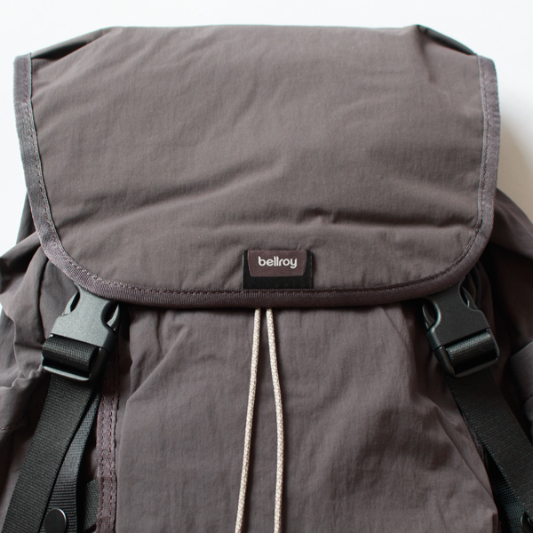 フラップは外側のファスナーポケットを覆うので、貴重品の収納にも使えます。 フラップは外側のファスナーポケットを覆うので、貴重品の収納にも使えます。