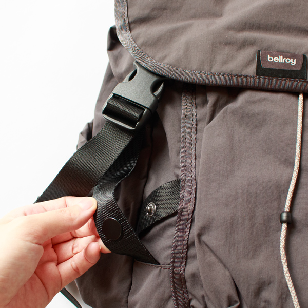 帽子などを引っ掛けられる仕様になっています。。 帽子などを引っ掛けられる仕様になっています。。