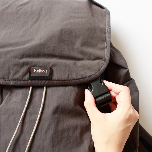 バックルでスムーズな開閉ができます。 バックルでスムーズな開閉ができます。