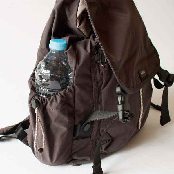 サイドのポケットはボトルや折りたたみ傘の収納に便利。 サイドのポケットはボトルや折りたたみ傘の収納に便利。