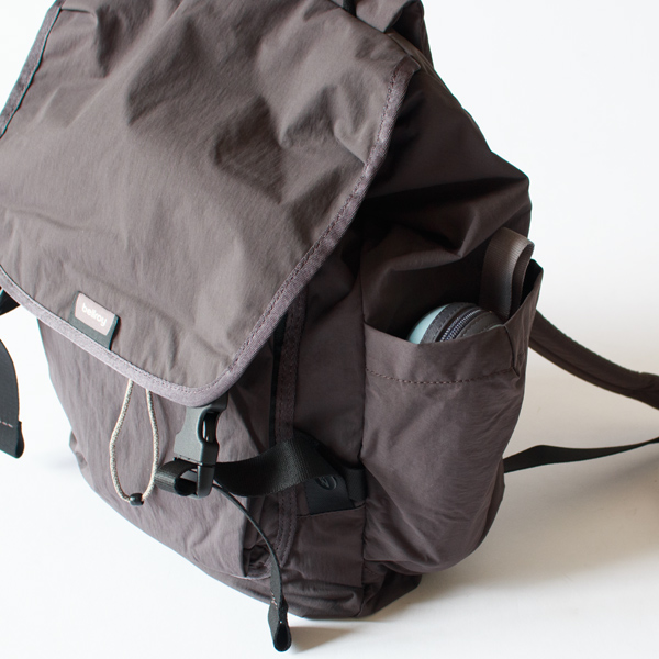 サイドのポケットはボトルや折りたたみ傘の収納に便利。 サイドのポケットはボトルや折りたたみ傘の収納に便利。