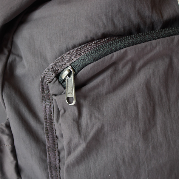 フロントにはファスナー付きのポケットがついています。 フロントにはファスナー付きのポケットがついています。