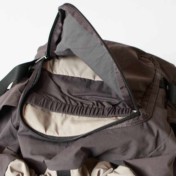 フロントポケットの内側にはギャザー付きのポケットがあります。 フロントポケットの内側にはギャザー付きのポケットがあります。