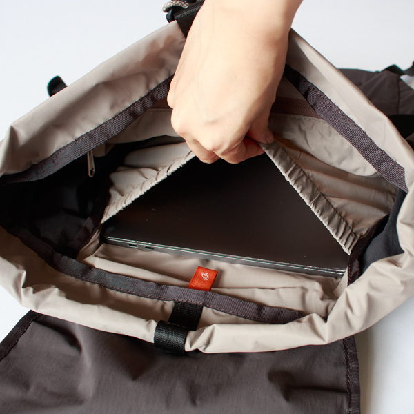 背面側にはPCやタブレットの収納スペース付き 背面側にはPCやタブレットの収納スペース付き