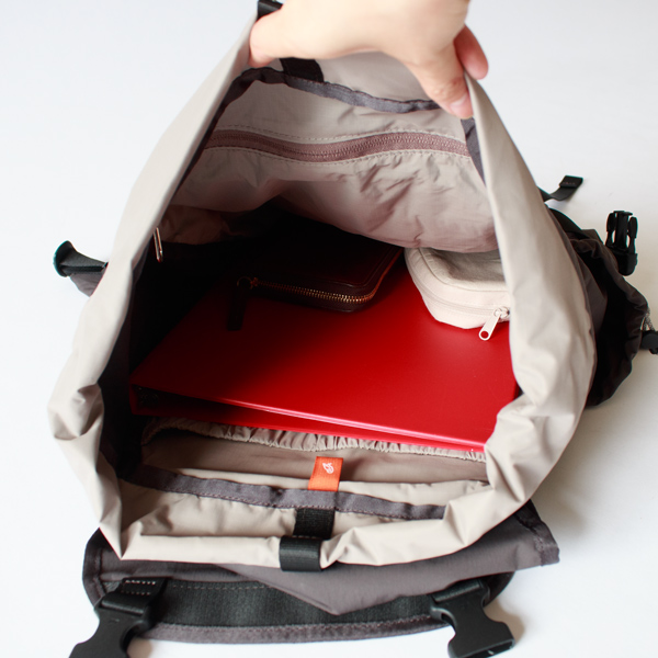 A4のファイルも入るので、通勤や通学にも。 A4のファイルも入るので、通勤や通学にも。