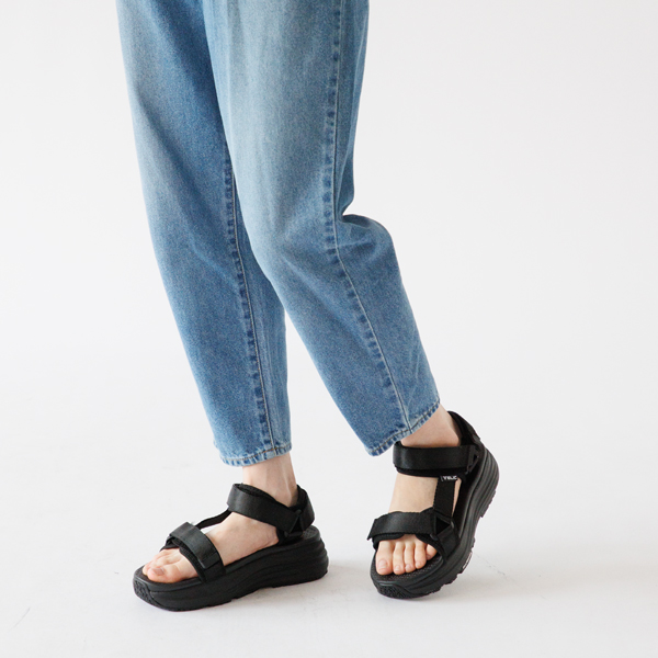 バックルもついて安定感のある履き心地です