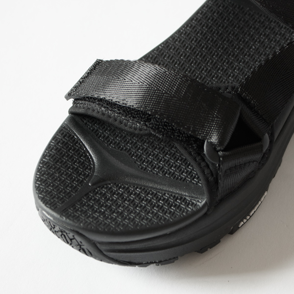 母指球と指の間になだらかな傾斜をつけてあります