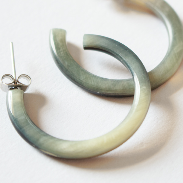 水牛のツノを余すことなく使っているので、色合いにもバリエーションがあります(Rounded Horn)