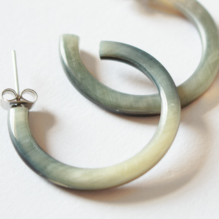 水牛のツノを余すことなく使っているので、色合いにもバリエーションがあります(Rounded Horn) 水牛のツノを余すことなく使っているので、色合いにもバリエーションがあります(Rounded Horn)