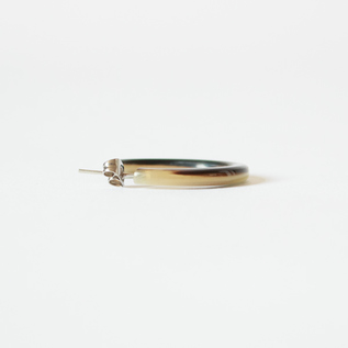 熟練の職人の手作業で作られているから、薄くて非常に軽やか(Rounded Horn) 熟練の職人の手作業で作られているから、薄くて非常に軽やか(Rounded Horn)