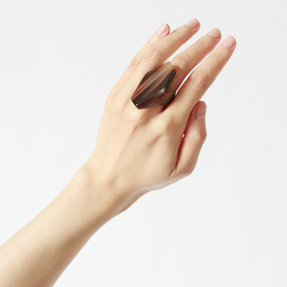 大胆なフォルムが目を引くデザインながら、指に優しくフィットする着け心地(brown natural) 大胆なフォルムが目を引くデザインながら、指に優しくフィットする着け心地(brown natural)