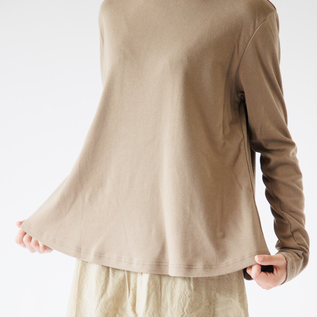 裾に向かって緩やかに広がります(身長160cm・BRN) 裾に向かって緩やかに広がります(身長160cm・BRN)
