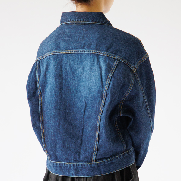 背中には程よい丸みがあります(身長160cm・LID)