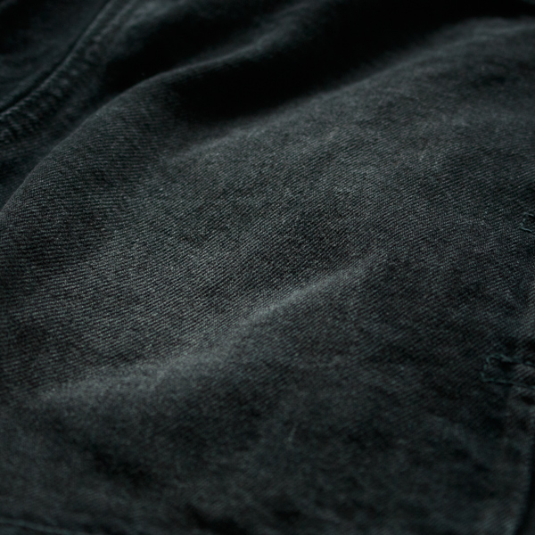 児島の職人による手作業によって、自然な奥行きが感じられる仕上がりに(BLK)