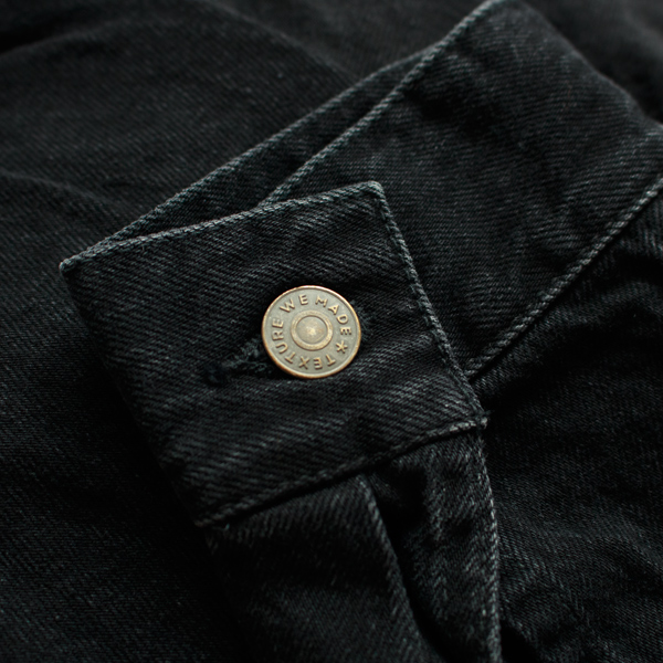 本格的な仕立てのデニムジャケット(BLK)