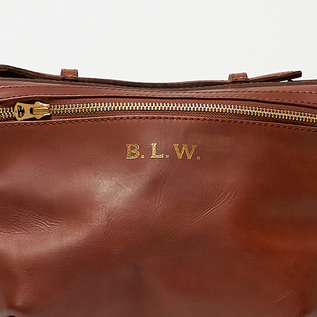 “荷物を詰め込んで放浪したくなる”という想いを込めた「BAGGAGE LOAD WANDERLUST」の頭文字の刻印。 “荷物を詰め込んで放浪したくなる”という想いを込めた「BAGGAGE LOAD WANDERLUST」の頭文字の刻印。