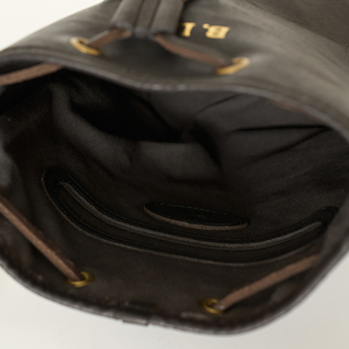 内装には耐久性に優れたコットンキャンバスを使用し、ポケットを1つ備えたシンプルなつくり。