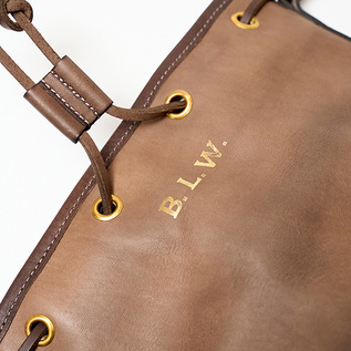 荷物を詰め込んで放浪したくなる”という想いを込めた「BAGGAGE LOAD WANDERLUST」の頭文字の刻印。 荷物を詰め込んで放浪したくなる”という想いを込めた「BAGGAGE LOAD WANDERLUST」の頭文字の刻印。