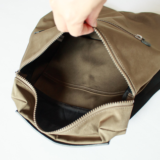 メインスペースの背側にはオープンポケット付き(KHAKI) メインスペースの背側にはオープンポケット付き(KHAKI)