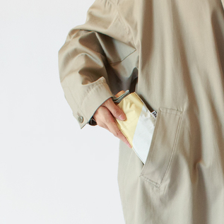 ポケットにも入れられるサイズ感(Linen Yellow) ポケットにも入れられるサイズ感(Linen Yellow)