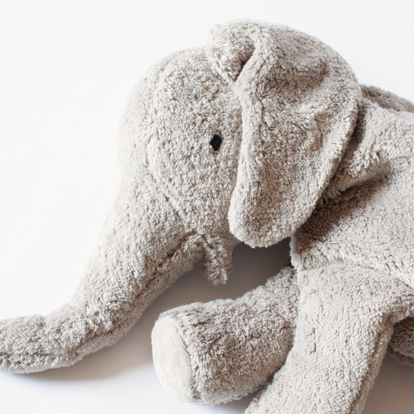 子どもが誤飲しないようにと、目や鼻も全て糸のみで製作（親）