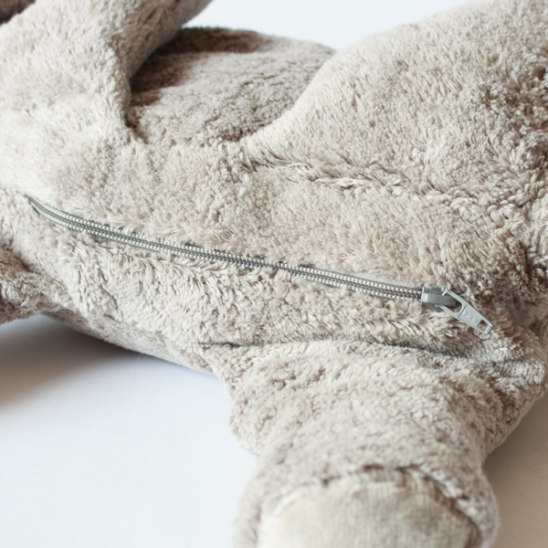 お腹にファスナーが付いています