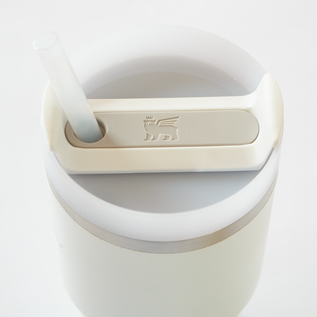 蓋のつまみを回転させて、ストロー/飲み口へと切り替えます。 蓋のつまみを回転させて、ストロー/飲み口へと切り替えます。