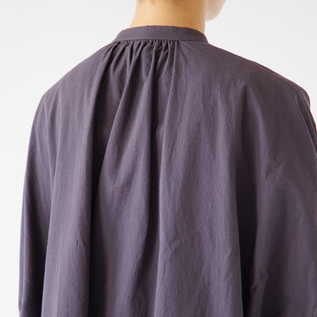 首元には程よいギャザーが入っています(身長160cm・PURPLE)