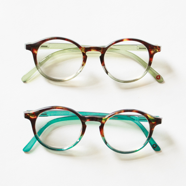 リーディンググラス A(上から: tortoise green、tortoise blue) リーディンググラス A(上から: tortoise green、tortoise blue)