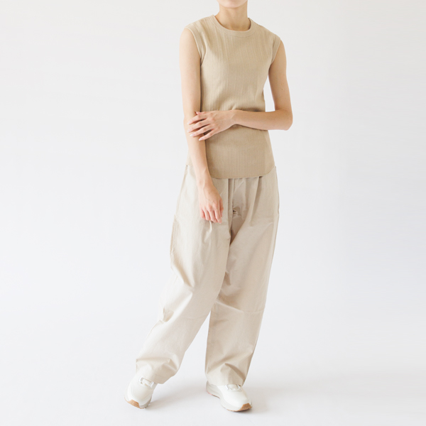 ワイドボトムスに一枚で（身長162cm）