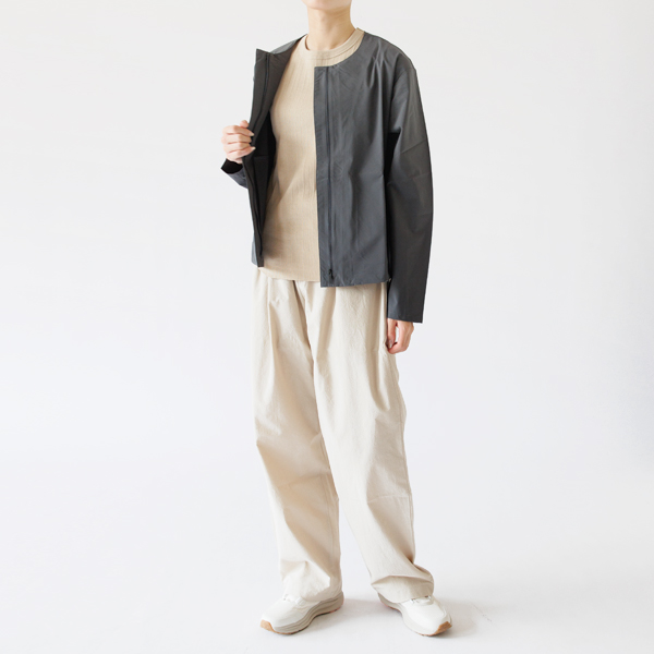 アウターを羽織って（身長162cm）