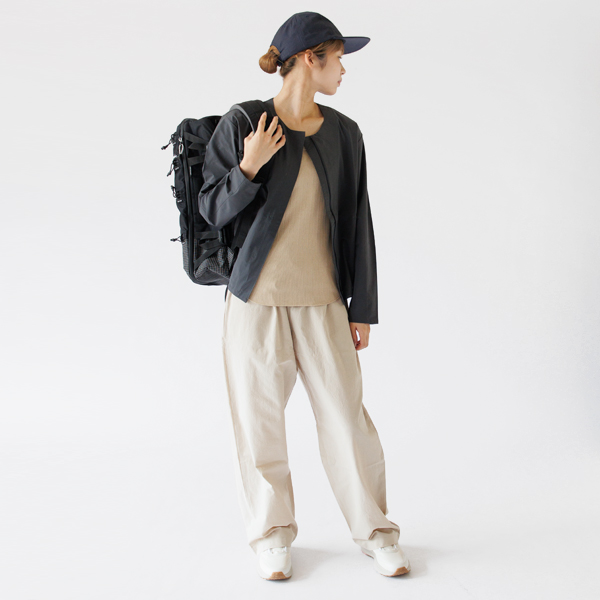 ライトアウターと合わせて気楽な旅行ウエアに（身長162cm）