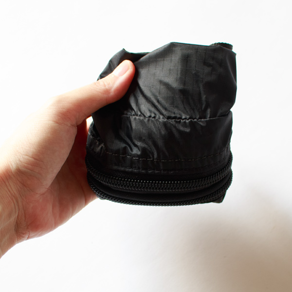 柔らかい素材なのでコンパクトに畳むこともできます(BLACK)