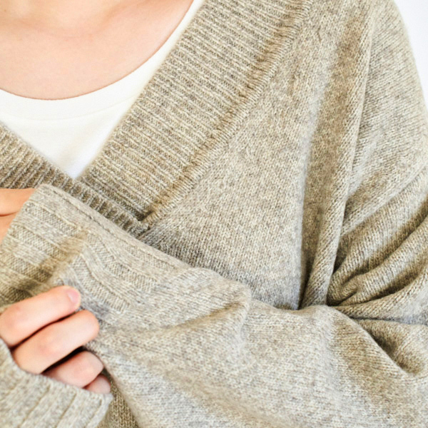 柔らかく温かなヤクの毛と上質なウールをブレンドした糸を使用(BEIGE)