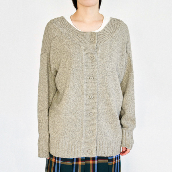 ボタン側を前にして着用(身長167cm・BEIGE)