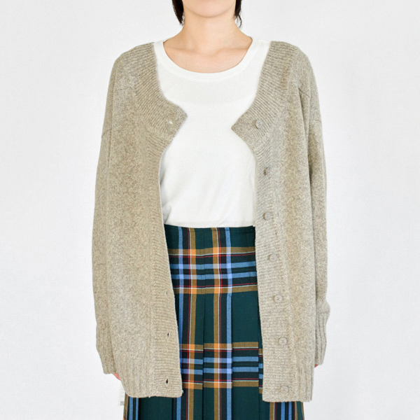 ボタン側を前にして着用(身長167cm・BEIGE)
