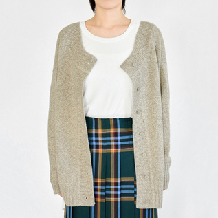 ボタン側を前にして着用(身長167cm・BEIGE)