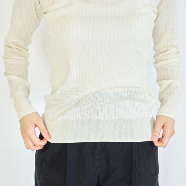 WHITEは透け感があります(身長167cm)