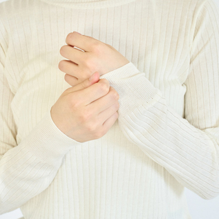 絹85%、カシミヤ15%のとろけるような肌触り(WHITE)
