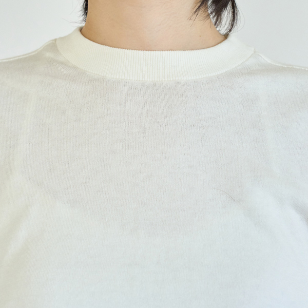 WHITEは透け感があります(身長167cm)