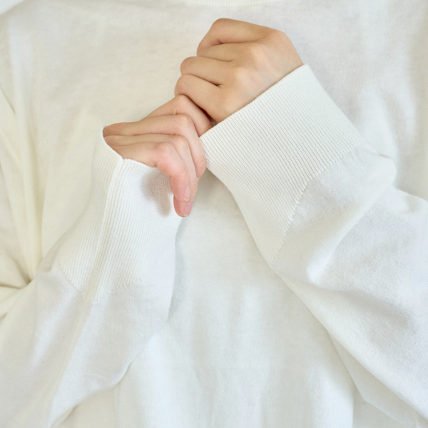 コットンらしいナチュラルな着心地にカシミヤの保温性をプラス(WHITE)