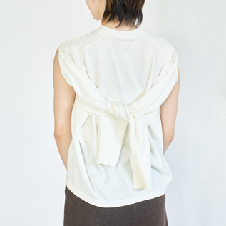 袖を背中で結んでノースリーブとして(身長167cm・WHITE)
