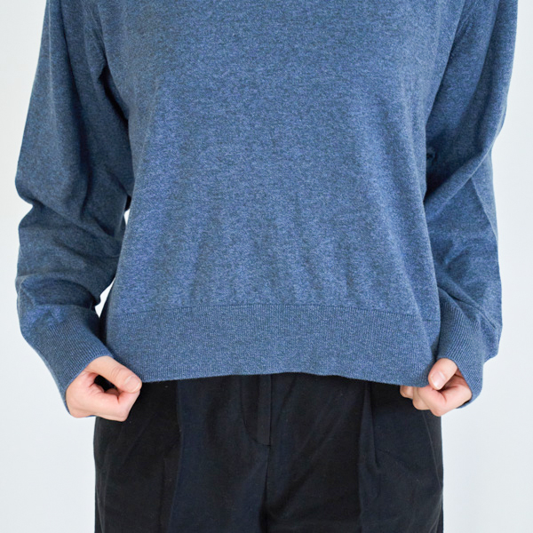 裾は伸びの良い細リブ(身長167cm・INDIGO BLUE)