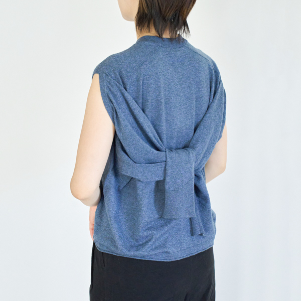 袖を背中で結んでノースリーブとして(身長167cm・INDIGO BLUE)