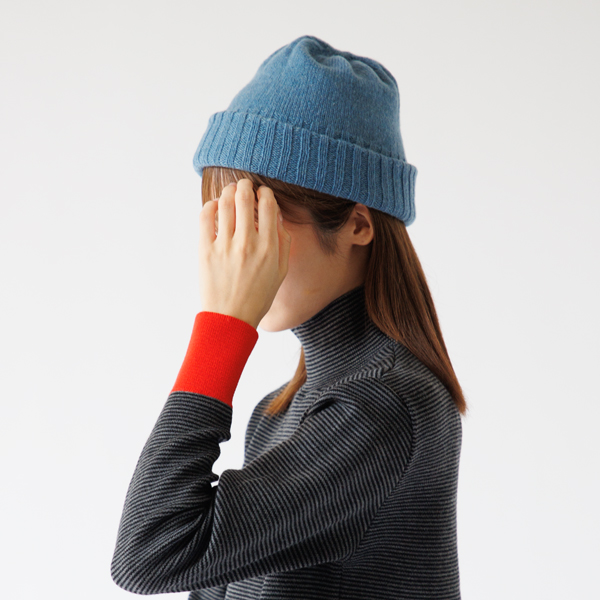 ニットを二重にしているので、立体感のある形になります。（BLUE）