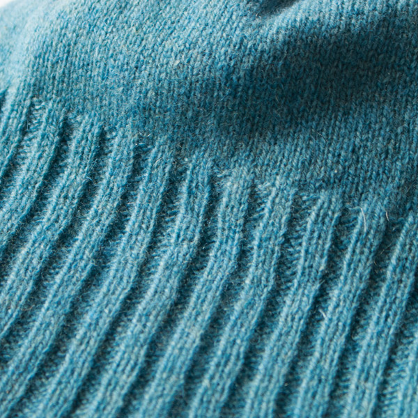 冬の装いのワンポイントになるカラー（BLUE）