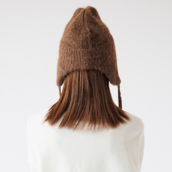 後ろはカーブしており、髪を結んだスタイルにも被りやすいデザインです。（BROWN）
