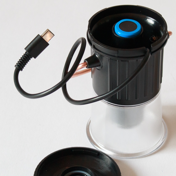 USB-Cケーブルは本体に内蔵されています。