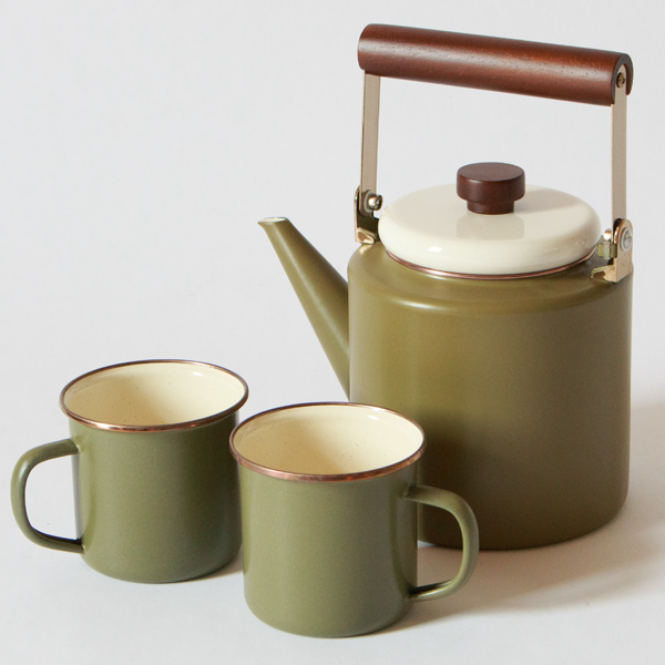同色のマグカップとのセット使いも素敵です。